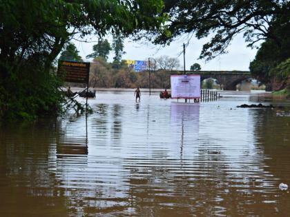 The barrier of Mahapura will be constant, Panchanganga alert level will be exceeded | महापुराचे विघ्न कायम, पंचगंगा इशारा पातळी ओलांडणार