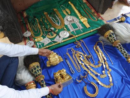 Complete cleaning of Karabir Nivasini Shri Ambabai's complete decoration | करवीर निवासिनी श्री अंबाबाईच्या पूरातन अलंकारांची स्वच्छता पूर्ण 