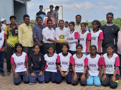 Maharashtra High School, Kamala College betting in school football competition | शालेय फुटबॉल स्पर्धेत महाराष्ट्र हायस्कूल, कमला कॉलेजची बाजी