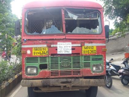 Outbreak of vanchit's activists after the detain of Prakash Ambedkar ; The bus broke down in Baramati | अ‍ॅड. प्रकाश आंबेडकरांना ताब्यात घेतल्याने कार्यकर्त्यांचा उद्रेक ; बारामतीत फाेडली बस