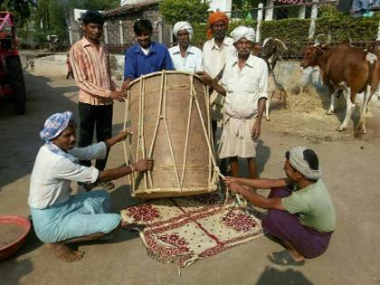 Adivasi brothers busy in Bhonagarya market busy | भोंगऱ्या बाजाराच्या तयारीत आदिवासी बांधव व्यस्त