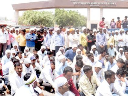 Rasta Roko movement in front of the market committee | बाजार समितीसमोर रास्ता रोको आंदोलन