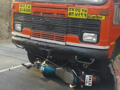 bus-motarcycle accident, youth killed | पातूर-वाशिम मार्गावर भरधाव बसने दुचाकीस्वारास चिरडले