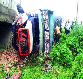 Petrol tanker overturned! | पेट्रोलचा टँकर उलटला!