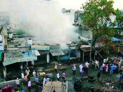 Seven shops were gutted in the blaze | भीषण आगीत सात दुकाने जळून खाक Seven shops were gutted in the blaze | भीषण आगीत सात दुकाने जळून खाक