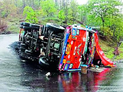 Two trucks in Utghang Ghat in Melghat were reversed | मेळघाटातील घटांग घाटात दोन ट्रक उलटले