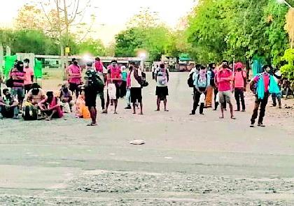 Crowds of laborers and students as the train leaves Badnera | बडनेराहून रेल्वे सुटणार म्हणून मजूर, विद्यार्थ्यांची गर्दी Crowds of laborers and students as the train leaves Badnera | बडनेराहून रेल्वे सुटणार म्हणून मजूर, विद्यार्थ्यांची गर्दी