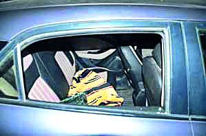 Two-and-a-half lakh jewelery looted by car glass | कारची काच फोडून अडीच लाखांचे दागिने लंपास