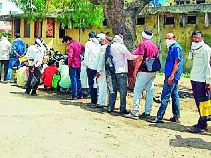 Crowds in the market committee avoided the token method | टोकन पद्धतीने टळली बाजार समितीतील गर्दी Crowds in the market committee avoided the token method | टोकन पद्धतीने टळली बाजार समितीतील गर्दी