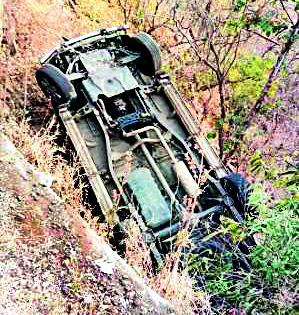 The jeep fell in the jeep of Bhilchadhe | भिलखेडनजीक जीप दरीत कोसळली