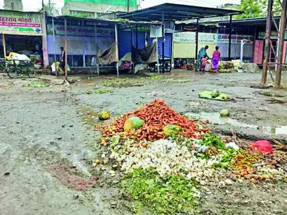 Dunk Empire in fruit vegetable market | फळ भाजीबाजारात घाणीचे साम्राज्य