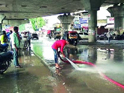 Pansek bike ride under Rajpath flight bridge | राजापेठ उड्डाणपुलाखाली घसरल्या पन्नासेक दुचाकी