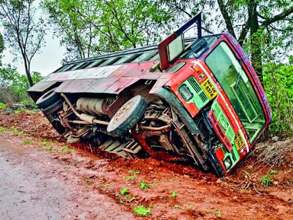 ST overturned due to loss of steering control 3 students 2 women injured, incident at dawn | स्टेअरिंगवरील ताबा सुटल्याने एसटी पलटी; ३ विद्यार्थी २ महिला जखमी, भोरमधील घटना