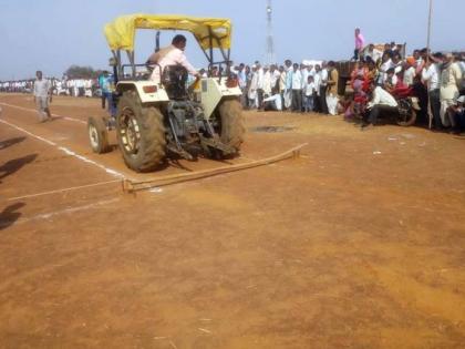 Tractor run in race instead of bullock in Bhandara district | भंडारा जिल्ह्यातील शंकरपटात बैलांऐवजी धावताहेत ट्रॅक्टर