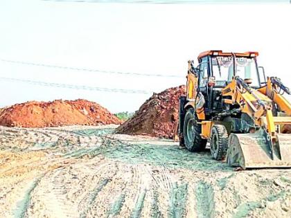 Use of ash for filling ditches in forest area | वनविभागाच्या जागेतील खड्डे बुजविण्याकरिता राखेचा वापर