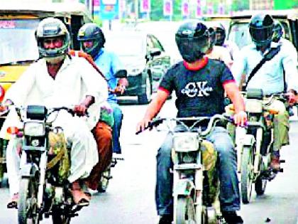 Police would also hesitate to take helmets action | हेल्मेटसक्तीच्या कारवाईला पोलीसही वैतागले