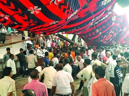 Balaji Festival at Deulgaon Raja : The erection of a latamandapa | देऊळगावात बालाजी महोत्सव:लाटामंडपाची उभारणी