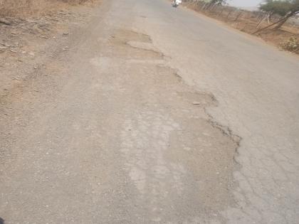 Three-way road in Chandi village of Nashik | नाशिकच्या चांदशी गावातील रस्त्याचे तीनतेरा