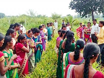 Information about modern farming technology by women | महिलांनी घेतली आधुनिक शेती तंत्रज्ञानाची माहिती