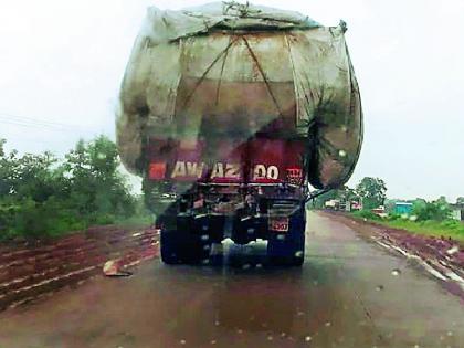 Overload traffic on the highway | महामार्गावर कोंड्याची ओव्हरलोड वाहतूक Overload traffic on the highway | महामार्गावर कोंड्याची ओव्हरलोड वाहतूक