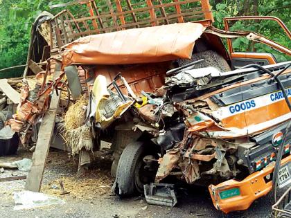 Three people seriously injured in a truck accident | ट्रक अपघातात तीन जण गंभीर जखमी