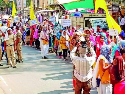 In the hot sun tribal students went to the district collector | तप्त उन्हात आदिवासी विद्यार्थी जिल्हा कचेरीवर धडकले