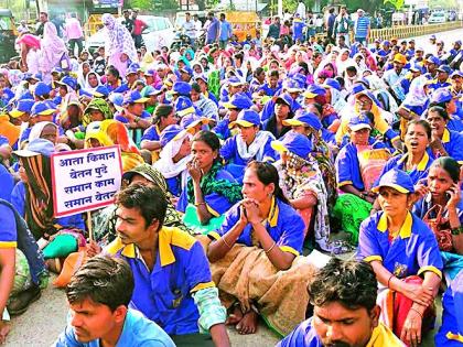 Contract workers strike at district collector | कंत्राटी कामगारांची जिल्हा कचेरीवर धडक