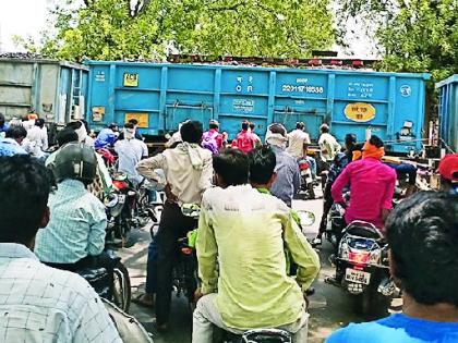 Due to the train gate, the students are surrounded | रेल्वे गेटमुळे विद्यार्थी वेठीस Due to the train gate, the students are surrounded | रेल्वे गेटमुळे विद्यार्थी वेठीस