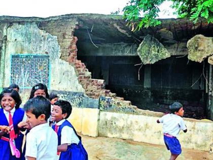 Will the school be recorded only after the collapse? | शाळा कोसळल्यानंतरच निर्लेखन करणार काय?