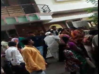 Jalgaon Election Women who hit the home of 'those' candidates in Jalgaon | Jalgaon Election जळगावातील ‘त्या’ उमेदवारांच्या घरी धडकल्या महिला