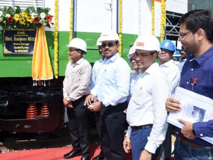 Inauguration of battery operated railway engine | बॅटरीवर चालणाऱ्या रेल्वे इंजीनचे उद्घाटन