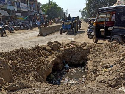 Inviting an accident, the pit of the bridge at Bodwad | अपघाताला आमंत्रण देत आहे, बोदवड येथील पुलाचा खड्डा