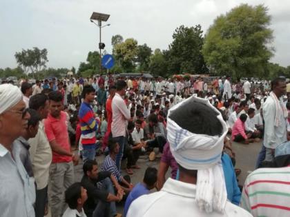 The tribal people on the famous highway | सांगवीनजिक महामार्गावर आदिवासींचा रास्तारोको