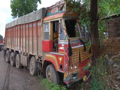 Dangerous accidents near Turdi, four in serious | तरडीजवळ विचित्र अपघात, चौघे गंभीर