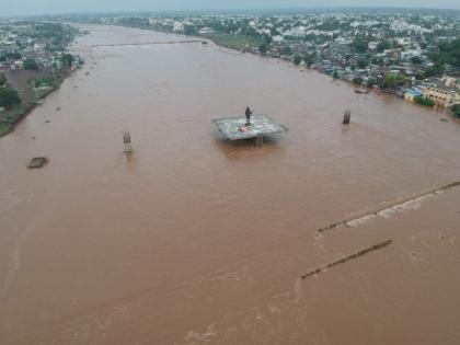 The rivers in Dhule district are still flooded | धुळे जिल्ह्यात नद्यांना अद्याप पूर कायम