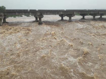 Dhule district rescued | धुळे जिल्ह्यात पुरात अडकलेल्या व्यक्तीची सुटका