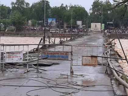 The cage flooded, but four bridges remained closed | पांझरेचा पूर ओसरला, चार पुल मात्र वर्दळीसाठी बंदच The cage flooded, but four bridges remained closed | पांझरेचा पूर ओसरला, चार पुल मात्र वर्दळीसाठी बंदच