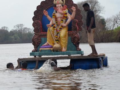 The 'Shree' Varsjan in the Rajaram lake in the euphoria of traditional instruments | पारंपारिक वाद्यांचा गजरात राजाराम तलावात ‘श्री’ विर्सजन