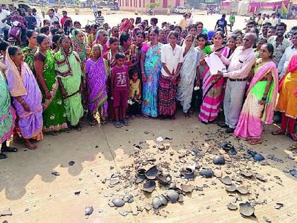 Chamorshi Nagar Panchayat women's Ghagara Morcha | चामोर्शी नगर पंचायतीवर महिलांचा घागर मोर्चा