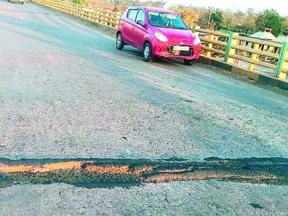 Accident flare-up on Wainganga river bridge | वैनगंगा नदीपुलावर वाढला अपघाताचा धाेका