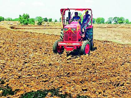 Accelerate pre-sowing field tillage | पेरणीपूर्व शेत मशागतीच्या कामाला वेग