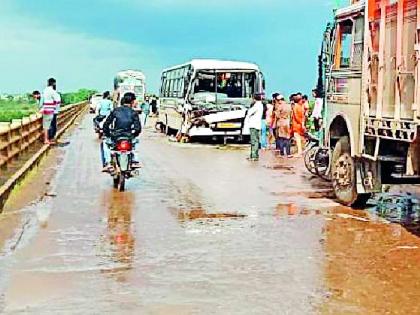 Truck and private buses | ट्रक व खासगी बसची धडक