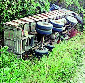 Iron ore truck hits two trucks | लोह खनिजाचे ट्रक उलटून चौघे जखमी