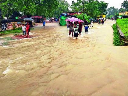 Extreme rainfall disrupts life | अतिवृष्टीच्या तडाख्याने जनजीवन विस्कळीत