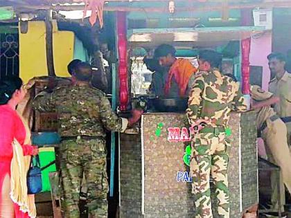 Police dare to curb rabbits | खर्राविक्रेत्यांवर अंकुश आणण्यासाठी पोलिसांचे धाडसस्त्र Police dare to curb rabbits | खर्राविक्रेत्यांवर अंकुश आणण्यासाठी पोलिसांचे धाडसस्त्र