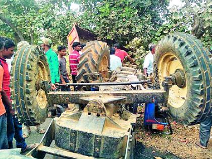 Vehicle tractor collides, kills elderly; Two serious | वऱ्हाड्याच्या ट्रॅक्टरला ट्रकची धडक, वृद्धा ठार; दोन गंभीर