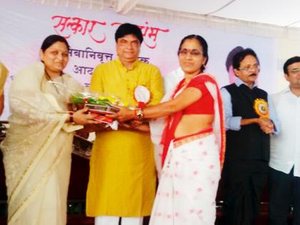 Honoring the ideal teacher and quality | आदर्श शिक्षक व गुणवंताचा सत्कार