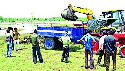 49 Silt removed from the tank | ४९ तलावातून काढला गाळ