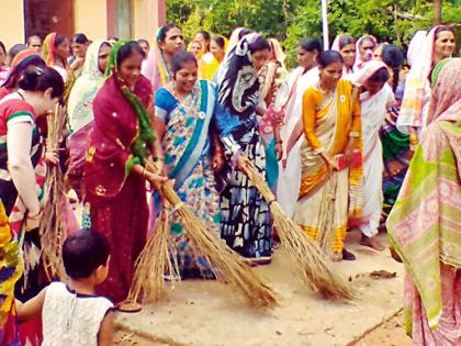 Savings group women took cleanliness | बचत गटाच्या महिलांनी घेतला स्वच्छतेचा ध्यास