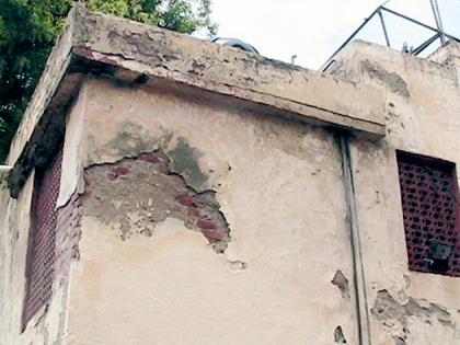 Notice to 65 dilapidated buildings by city council | नगर परिषदेने बजावली ६५ जीर्ण इमारतींना नोटीस